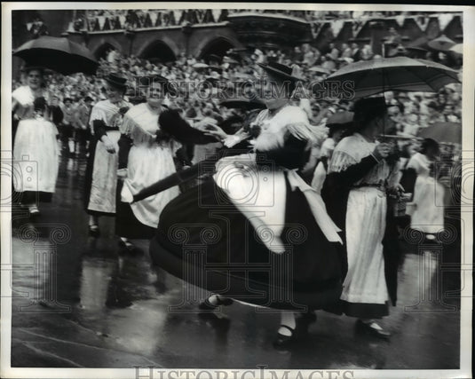 1957 Press Photo Bavarian Girls Dancing at Oktoberfest, Munich Germany- Historic Images