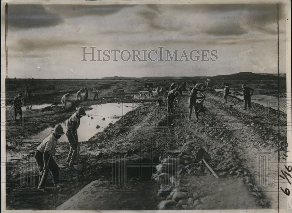 1936 Press Photo Italian Road Workers Building Highway in Ethiopia