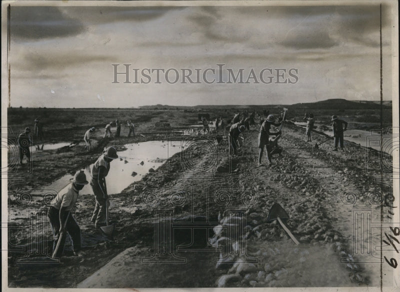 Load image into Gallery viewer, 1936 Press Photo Italian Road Workers Building Highway in Ethiopia
