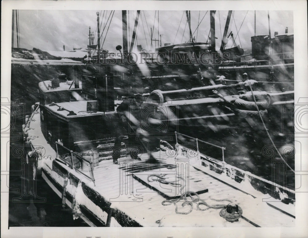 1945 Press Photo John Gaspar In Snow Storm on Boat in NY- Historic Images