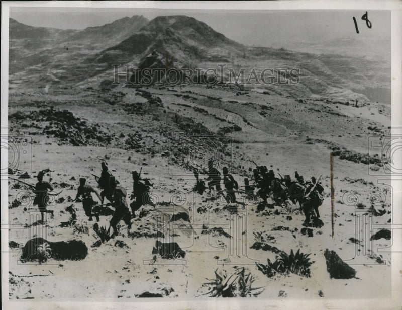 Load image into Gallery viewer, 1935 Press Photo Native Askari troopos drive near Ethiopian city of Makale
