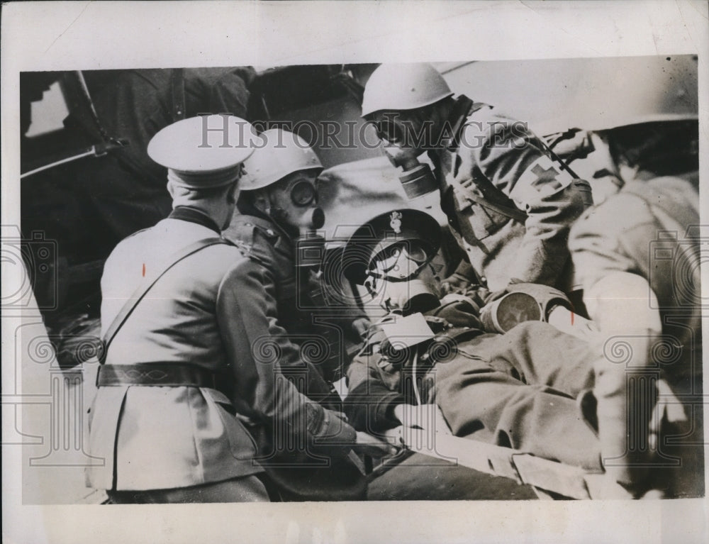 1936 Press Photo civilian Naples co-operated with Army in mock Air-Attack- Historic Images