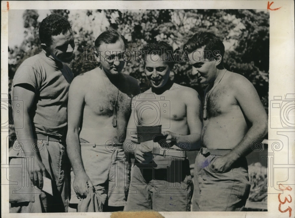 1945 Press Photo Medics at Hospital in Okinawa look at snapshots from home- Historic Images