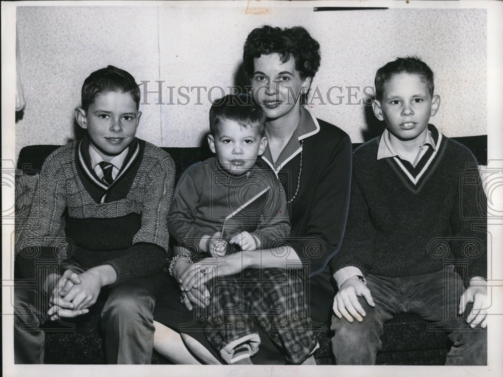 1962 Press Photo Mrs. Alex Doyle &amp; her sons inherited estate of Alice C. Frank