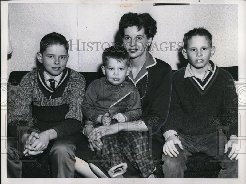 Load image into Gallery viewer, 1962 Press Photo Mrs. Alex Doyle &amp; her sons inherited estate of Alice C. Frank

