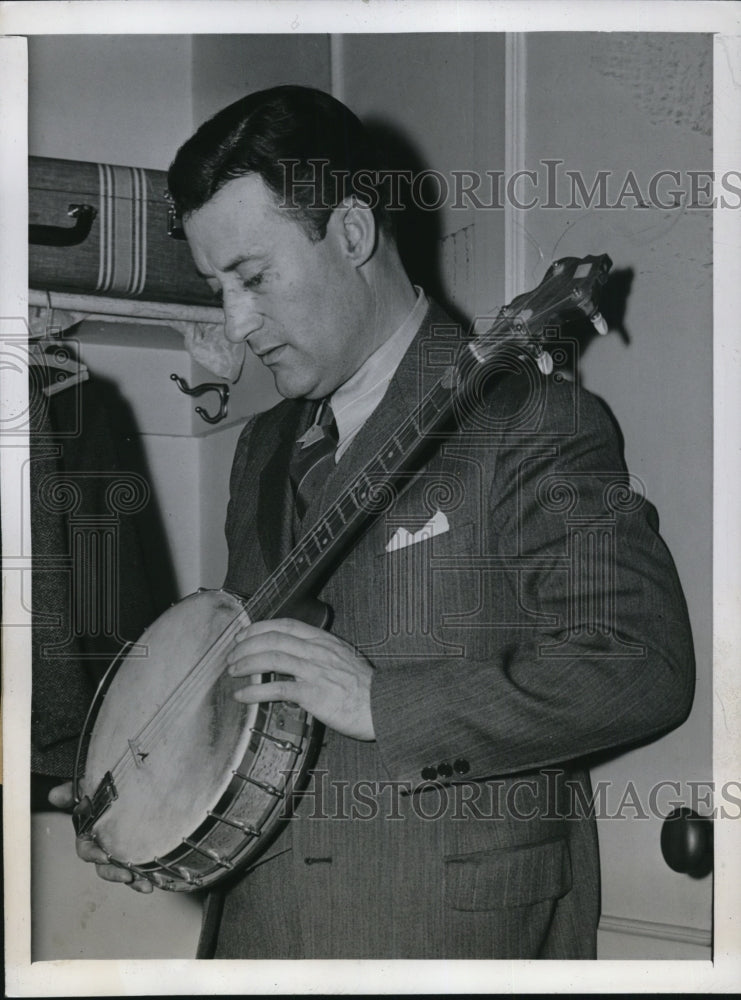 Load image into Gallery viewer, 1945 Press Photo Senator Glen H Taylor of Idaho Guitarist &amp; Entertainer
