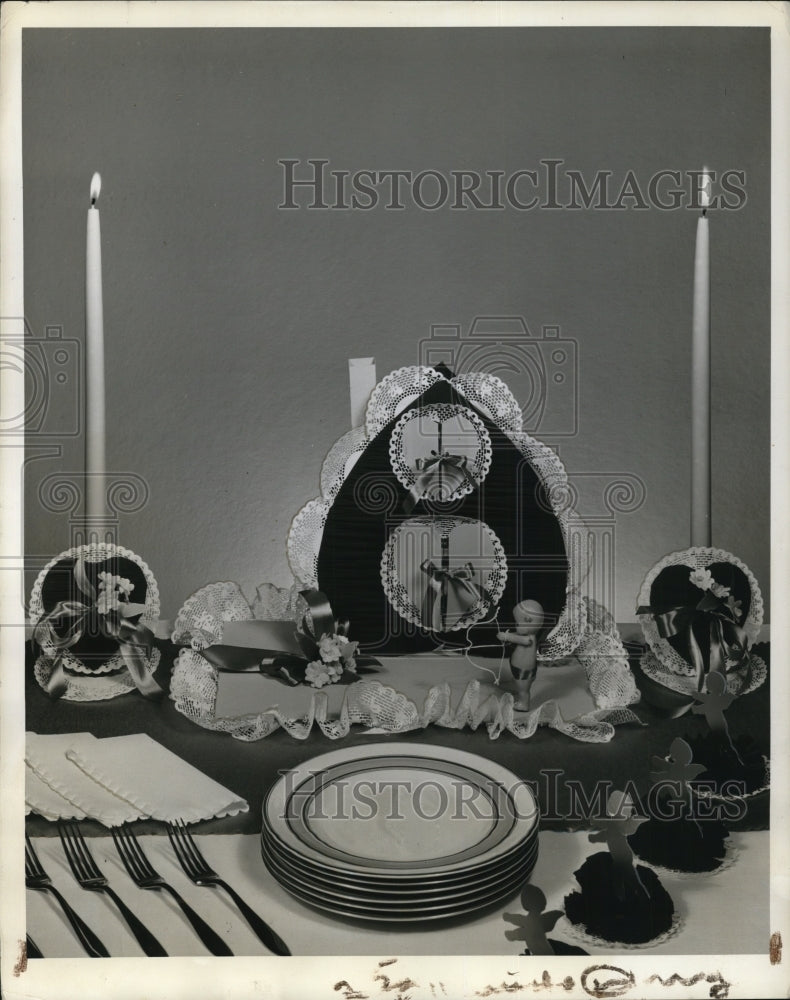 1940 Press Photo Model Cupid House Centerpiece for Valentines Day Party Table