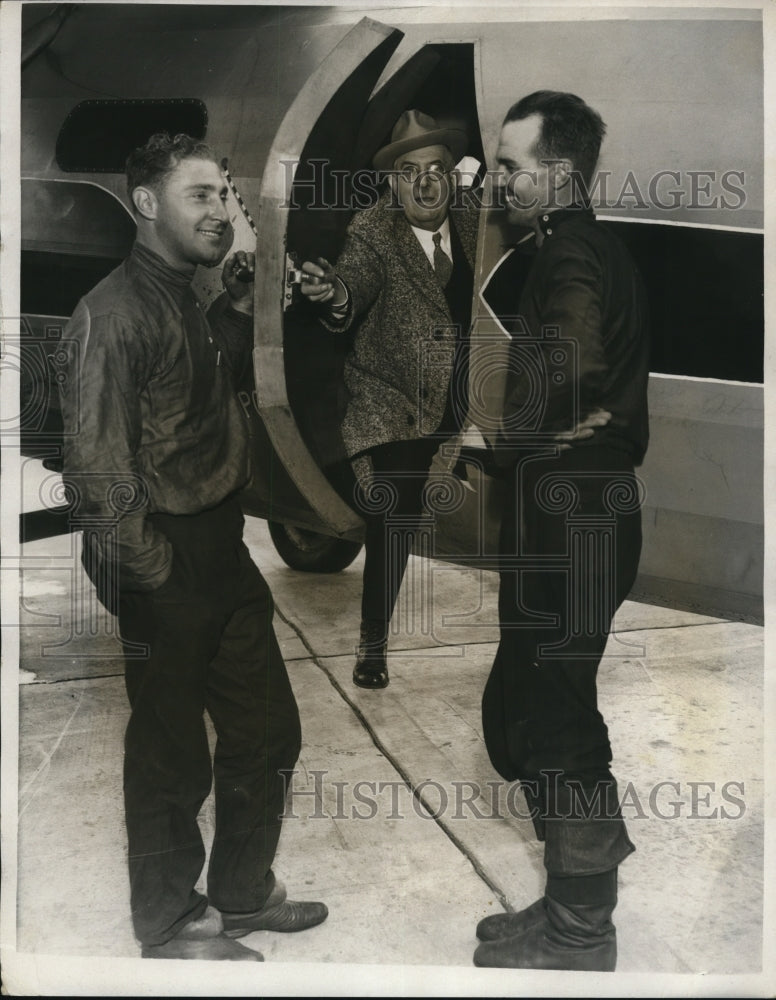 Load image into Gallery viewer, 1931 Press Photo Tacoma Wash Aviators Hohn Buffelin, Allan &amp; Moyle with plane
