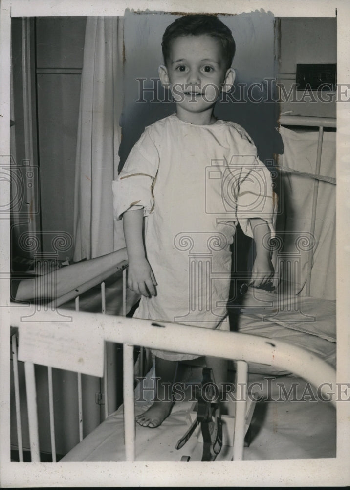 Load image into Gallery viewer, 1939 Press Photo Harold Holt suffers from internal tumor, recovery in NY
