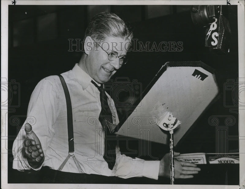Load image into Gallery viewer, 1938 Press Photo of Iowa Gov. Phil Lafollette.
