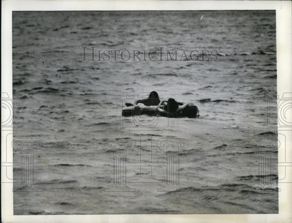 1942 Press Photo Hawaii US fliers learn use of life rafts in the ocean at base