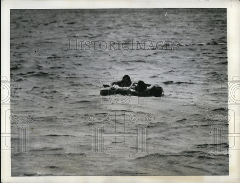 Load image into Gallery viewer, 1942 Press Photo Hawaii US fliers learn use of life rafts in the ocean at base
