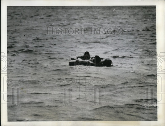 1942 Press Photo Hawaii US fliers learn use of life rafts in the ocean at base