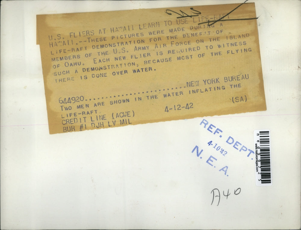 1942 Press Photo Hawaii US fliers learn use of life rafts in the ocean at base