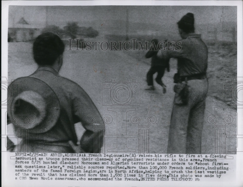 1955 Press Photo French Legionnaire Raises Rifle to Shoot Fleeing Terrorist- Historic Images