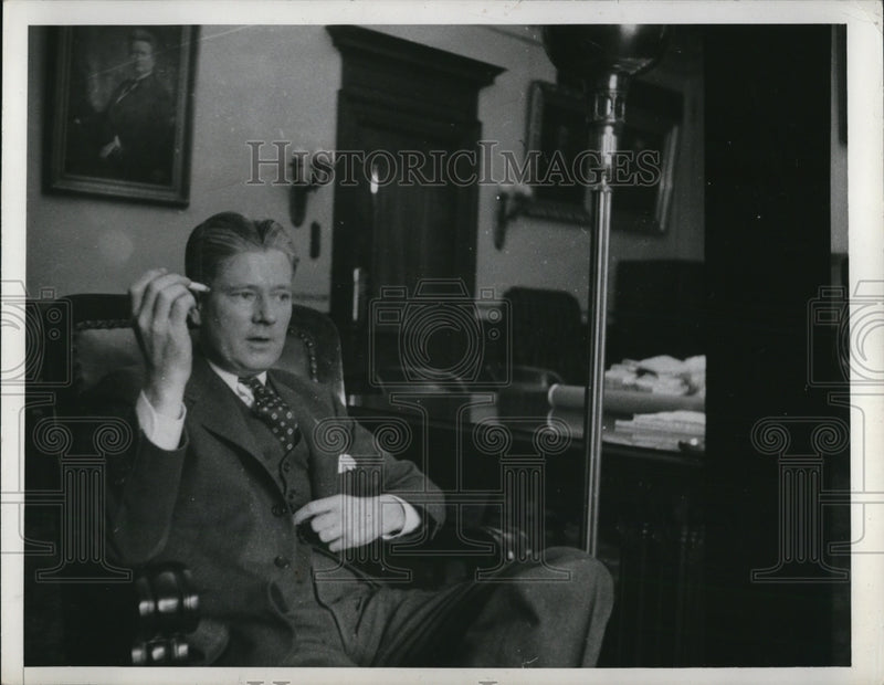 Load image into Gallery viewer, 1938 Press Photo of Wisconsin Gov. Phillip La Follette.

