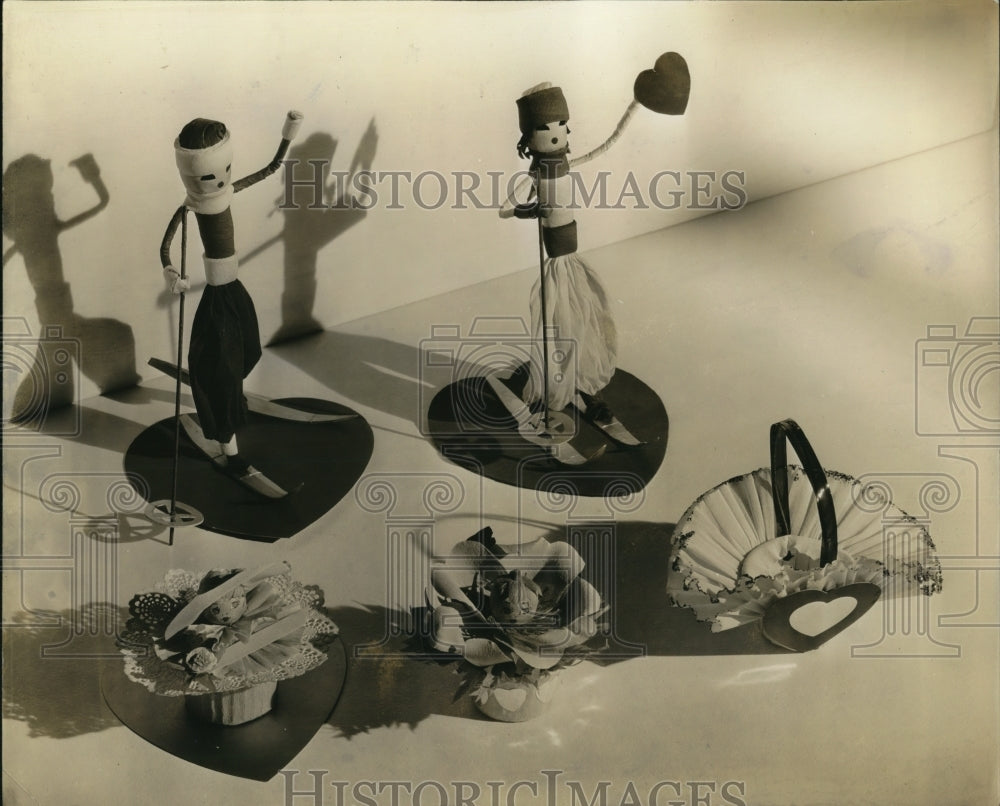 1936 Press Photo St. Valentines Trinkets