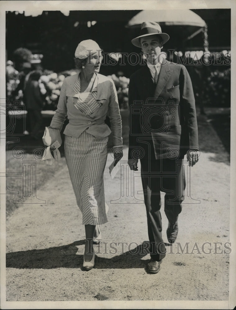 Load image into Gallery viewer, 1933 Press Photo Miss Marilee Rodgher &amp; Mr Vanderbilt at Saratoga Races
