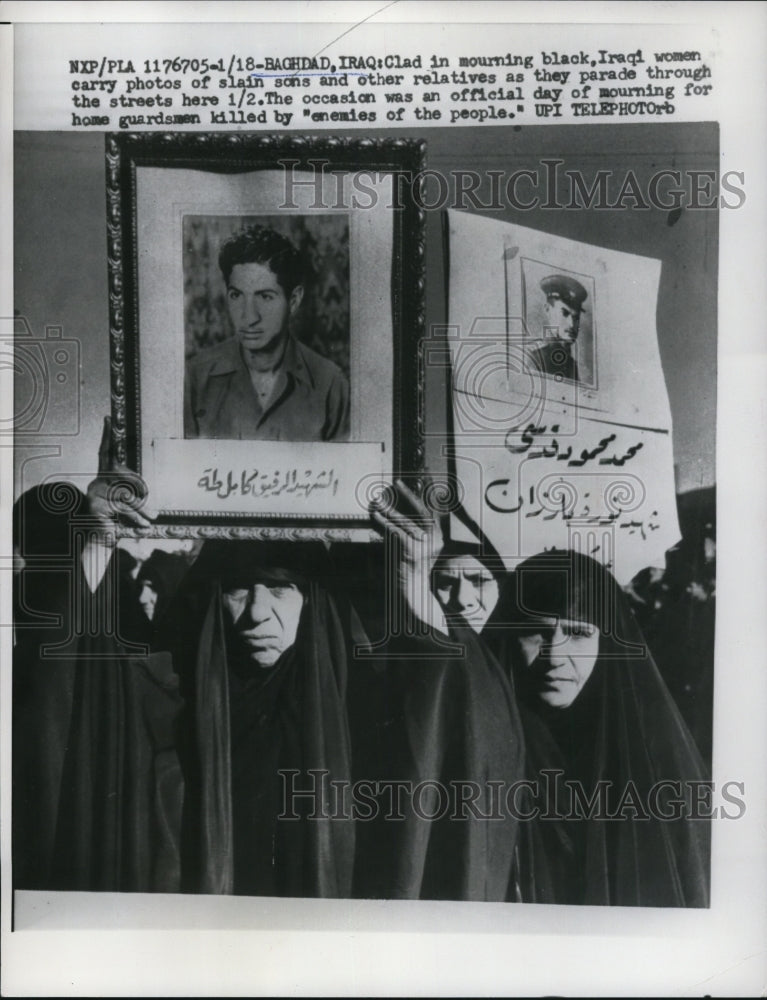 1959 Press Photo Iraqi Women With Photos of Slain Sons Parade Streets of Baghdad