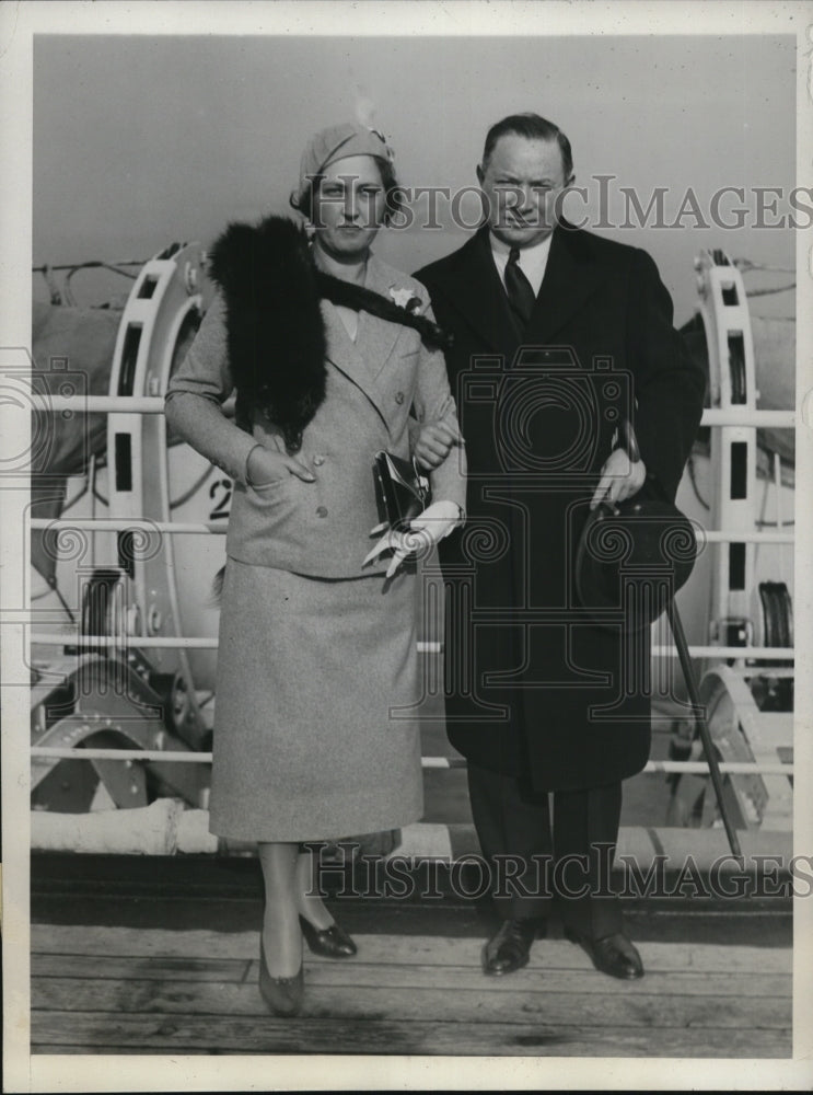 Load image into Gallery viewer, 1932 Press Photo Mrs. David Sarnoff Welcomed to New York City by Husband
