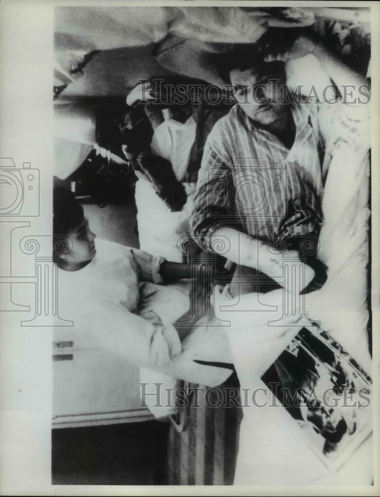 1962 Press Photo Wounded Moslem Patient in Algiers Hospital - nee00186