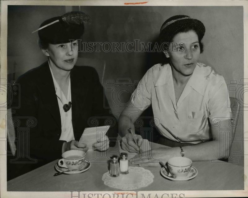Load image into Gallery viewer, 1950 Press Photo Mrs. Gertrude Johnson and Mrs. Helen Muetzel - nee00840
