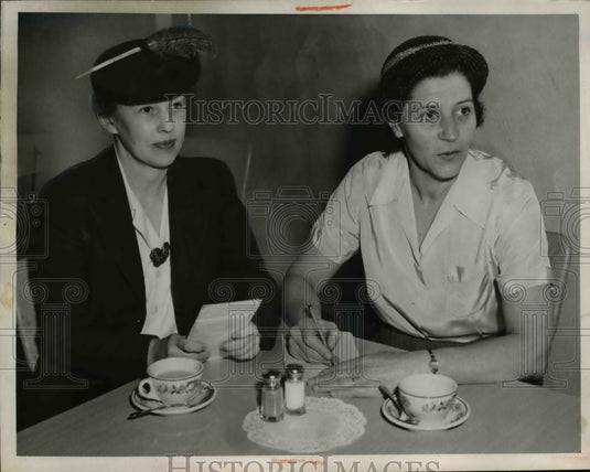 1950 Press Photo Mrs. Gertrude Johnson and Mrs. Helen Muetzel - nee00840