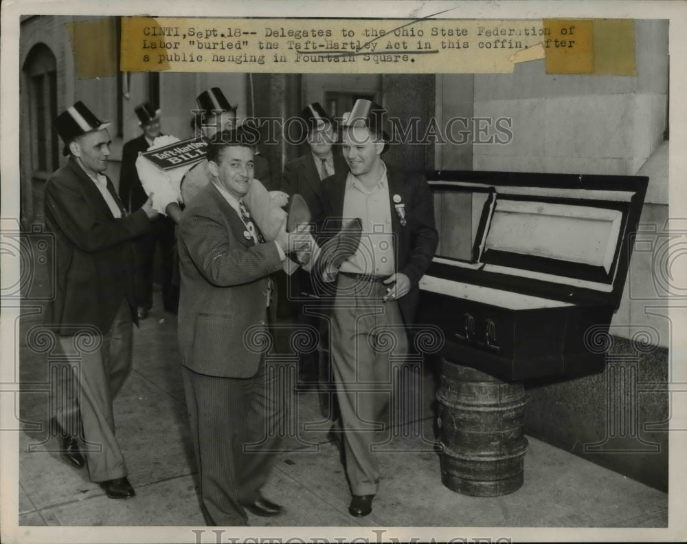 1944 Press Photo Ohio State Federation of Labor Delegates Bury Taft-Harley Act