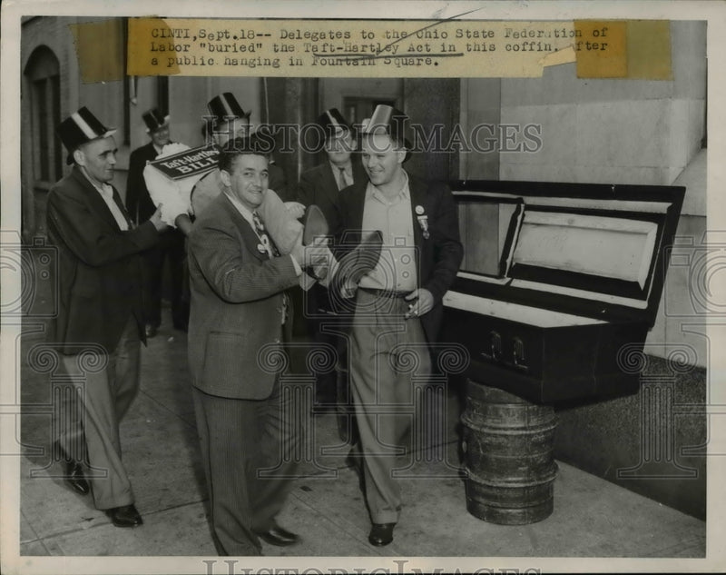 Load image into Gallery viewer, 1944 Press Photo Ohio State Federation of Labor Delegates Bury Taft-Harley Act
