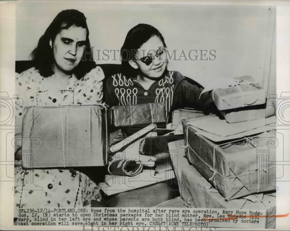 1949 Press Photo Mrs. Lee Hodgdon & Mary Hope Hodgdon Had Eye Exam for Blind