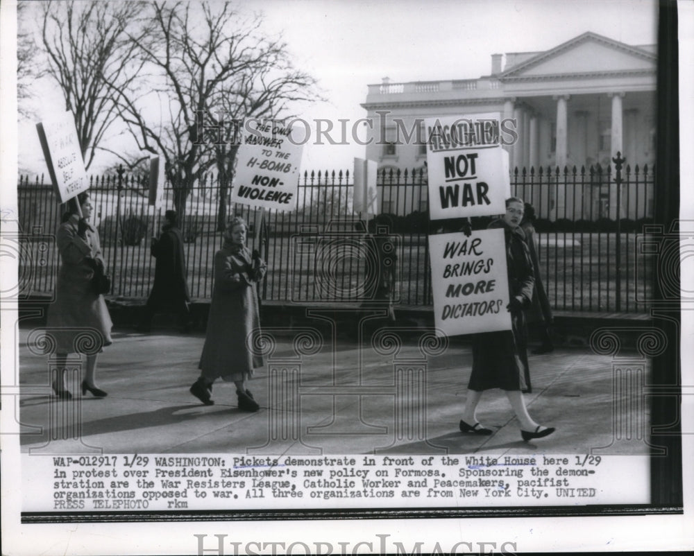 1955 Press Photo Pickets Demonstrate in Front of White House Over Formosa