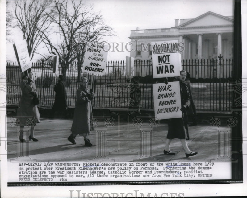 Load image into Gallery viewer, 1955 Press Photo Pickets Demonstrate in Front of White House Over Formosa
