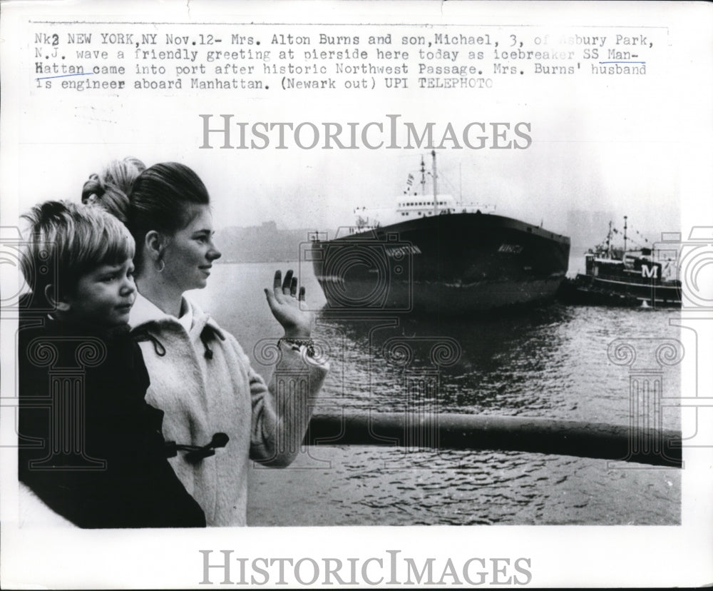 1968 Press Photo Mrs. Alton Burns and Michael in Manhattan - nee01739