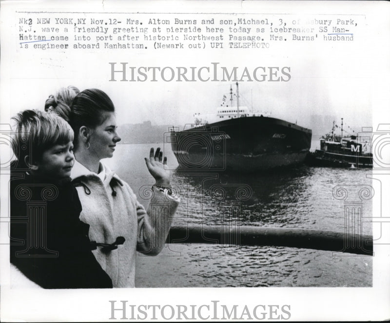 Load image into Gallery viewer, 1968 Press Photo Mrs. Alton Burns and Michael in Manhattan - nee01739
