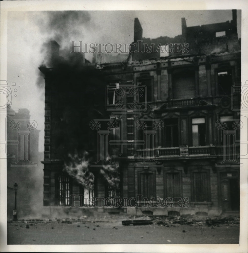 1940 Press Photo Namur, Belgium Flames coming from demolished building- Historic Images