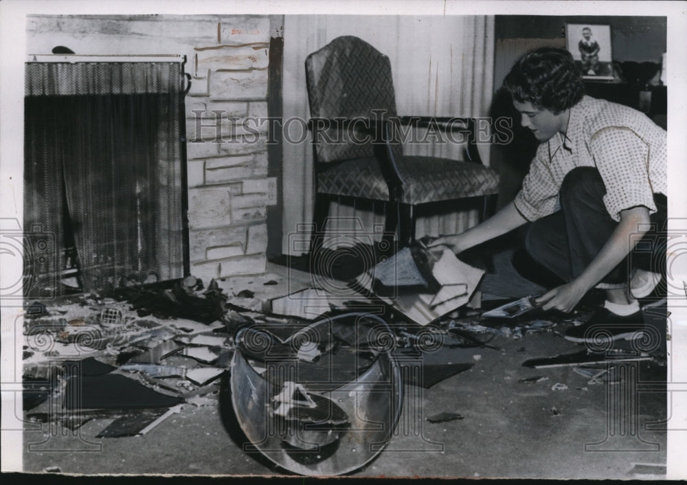 1954 Press Photo Marcia Fiorovich picks up broken wall mirror after earthquake- Historic Images