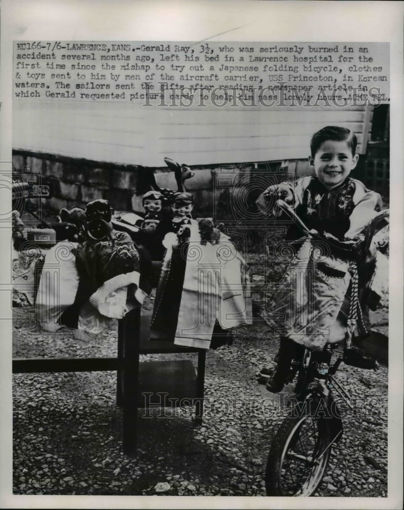 1951 Press Photo Burn Victim Gerald Ray of Lawrence Kansas & Gifts from Sailors