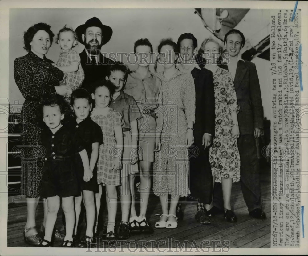 1951 Press Photo Family arrive on Holland American Liner "Nieuw Amsterdam"