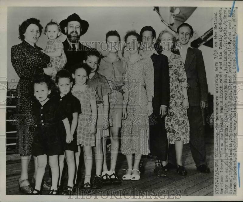 Load image into Gallery viewer, 1951 Press Photo Family arrive on Holland American Liner "Nieuw Amsterdam"

