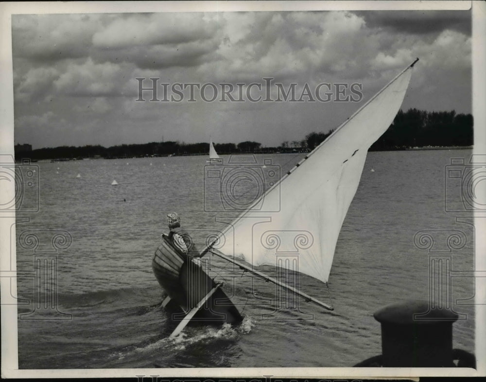 1948 Press Photo Mrs. Ramon Strout first to put her craft on Lake Michigan