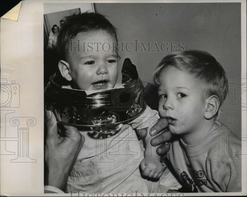 1952 Press Photo Nancy Louise Rupperecht gets help to remove casserole stand- Historic Images