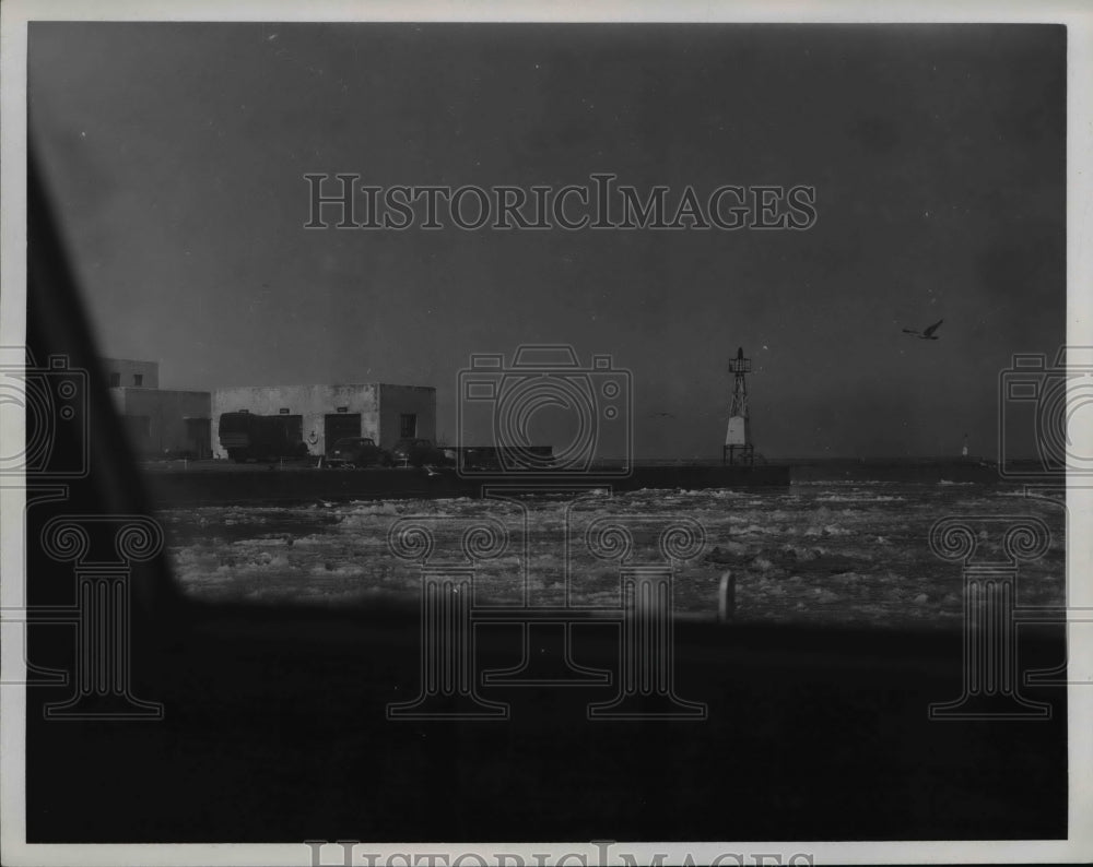 1947 Press Photo A view of the mouth of Cuyahoga River in a fishing boat- Historic Images