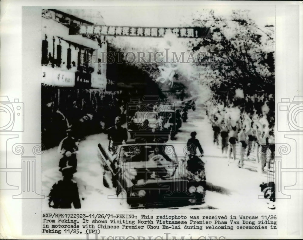 1971 Press Photo Premier&#39;s Pham Van Dong and Chou En-lai riding in motorcade - Historic Images