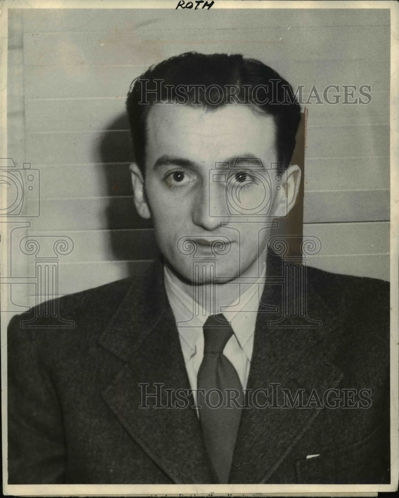 Load image into Gallery viewer, 1944 Press Photo Alvin Roth - nee04262
