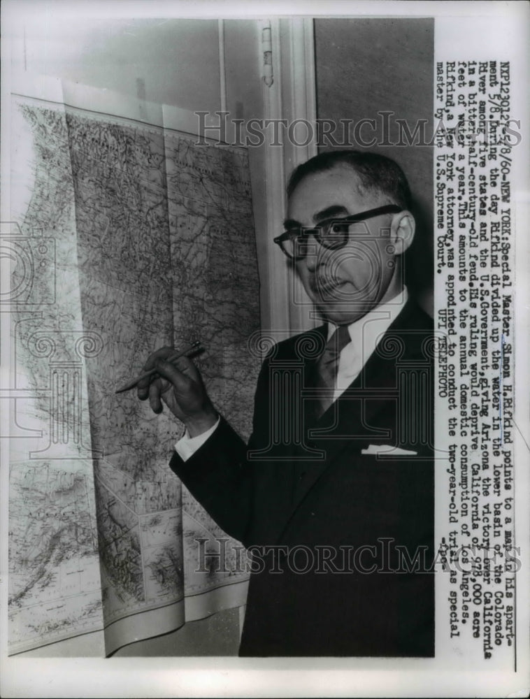 1960 Press Photo NY Special Master Simon H Rifkind NY atty & map of the West- Historic Images