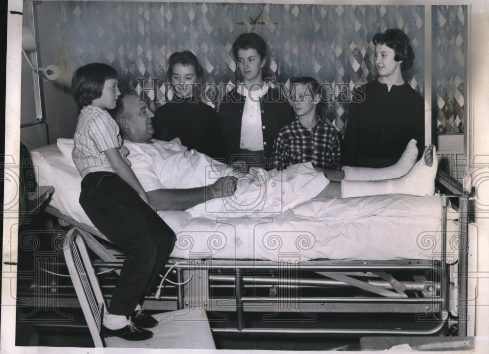 1961 Press Photo Ted Voss &amp; family at his hospital bed from a car crash in MN- Historic Images