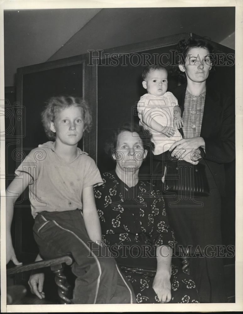 1938 Press Photo Train wreck survivors arrived in Los Angeles - nee04528