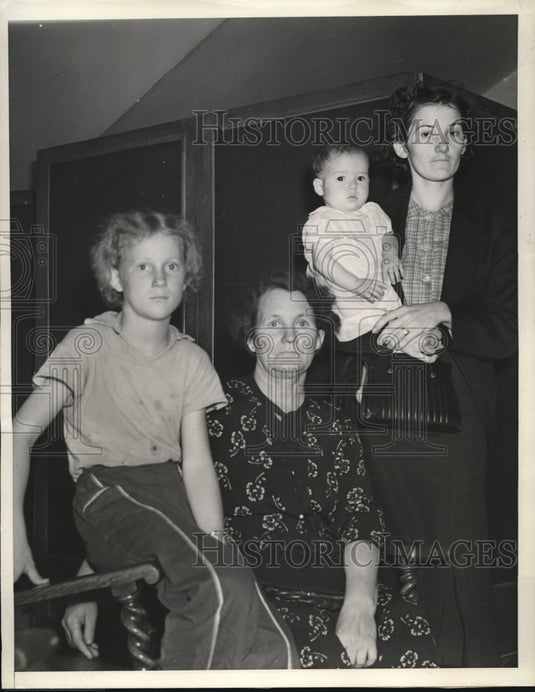 1938 Press Photo Train wreck survivors arrived in Los Angeles - nee04528