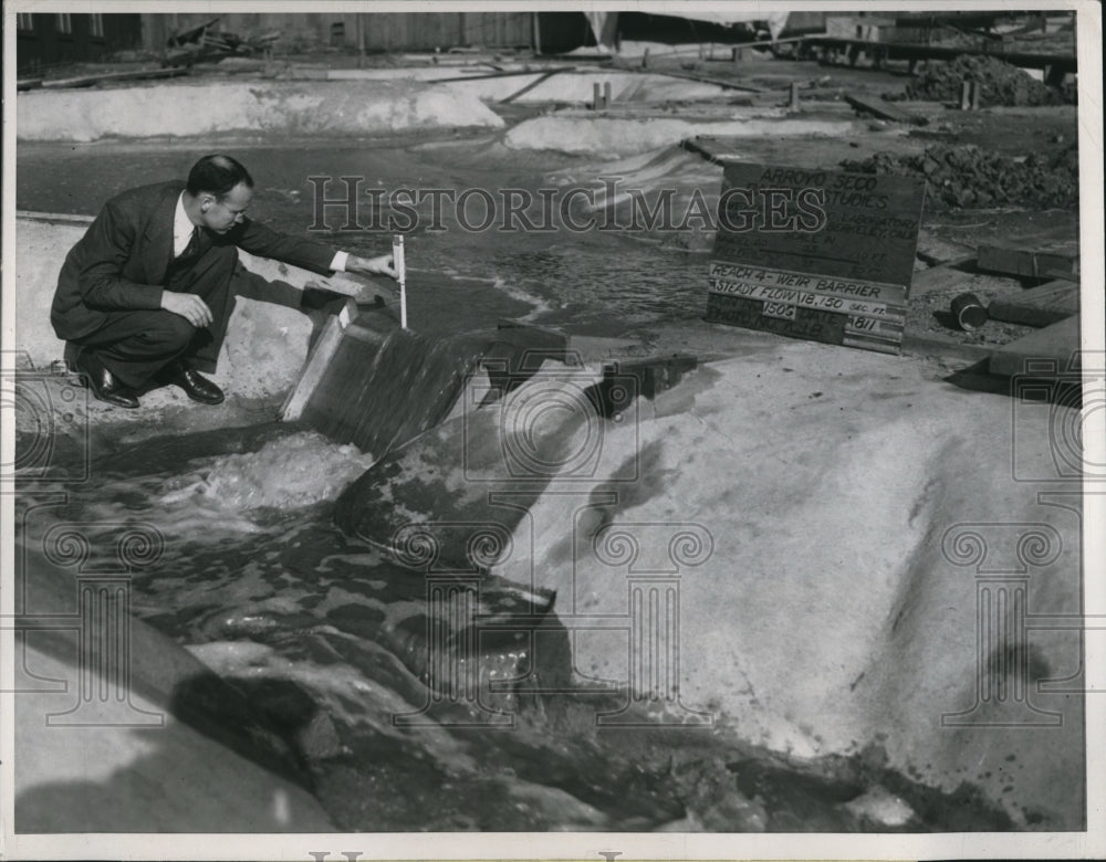 1943 Press Photo of Prof. J.W. Johnson next to a miniature dam. - nee04675