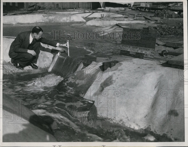 Load image into Gallery viewer, 1943 Press Photo of Prof. J.W. Johnson next to a miniature dam. - nee04675
